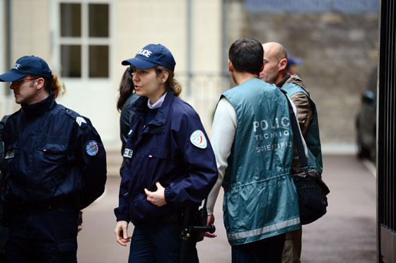 ستيني يطلق النار على نفسه امام 10 اطفال في ساحة الحضانة! صورة رقم 7