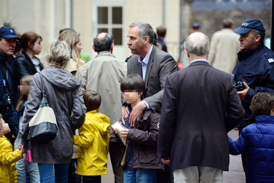 ستيني يطلق النار على نفسه امام 10 اطفال في ساحة الحضانة! صورة رقم 6