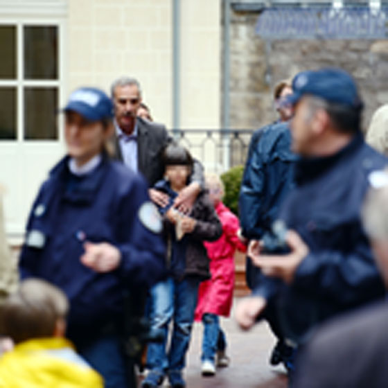 ستيني يطلق النار على نفسه امام 10 اطفال في ساحة الحضانة! صورة رقم 5