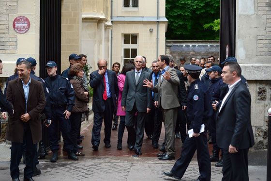 ستيني يطلق النار على نفسه امام 10 اطفال في ساحة الحضانة! صورة رقم 4