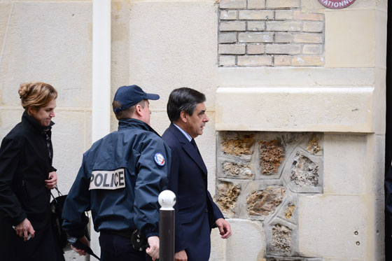 ستيني يطلق النار على نفسه امام 10 اطفال في ساحة الحضانة! صورة رقم 8