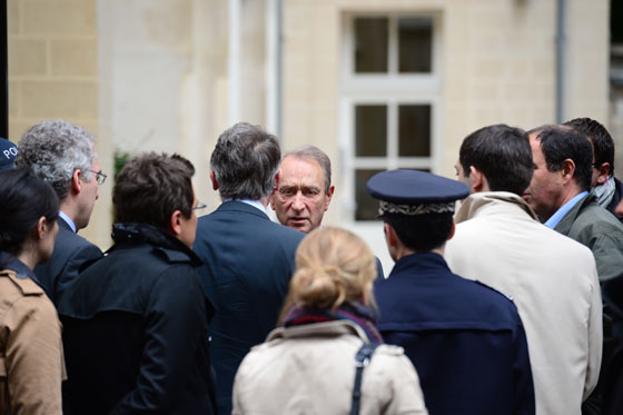 ستيني يطلق النار على نفسه امام 10 اطفال في ساحة الحضانة! صورة رقم 11