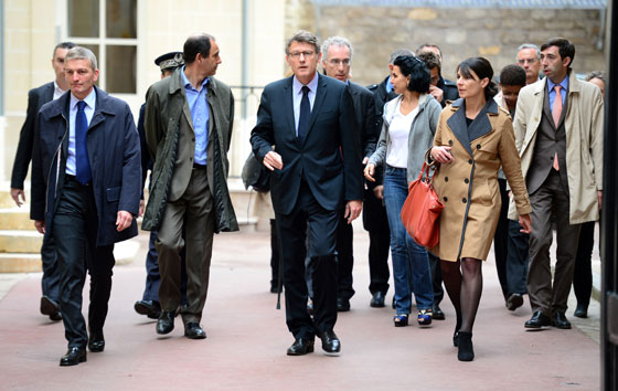 ستيني يطلق النار على نفسه امام 10 اطفال في ساحة الحضانة! صورة رقم 12