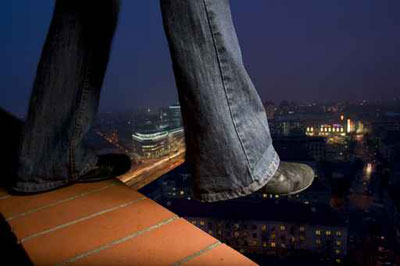 رجل يقتل طفلة صغيرة اثناء انتحاره من الطابق 11! صورة رقم 1