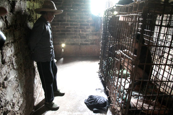 صور مؤلمة: أم سجنت ابنها المريض عقليا في قفص منذ 11 عاما  صورة رقم 4