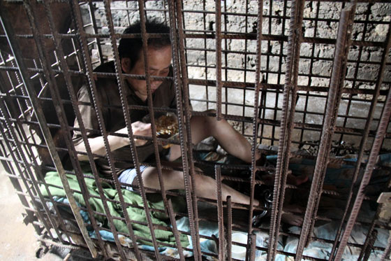 صور مؤلمة: أم سجنت ابنها المريض عقليا في قفص منذ 11 عاما  صورة رقم 2