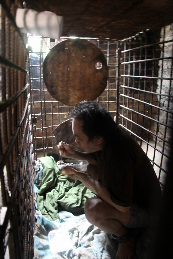 صور مؤلمة: أم سجنت ابنها المريض عقليا في قفص منذ 11 عاما  صورة رقم 7