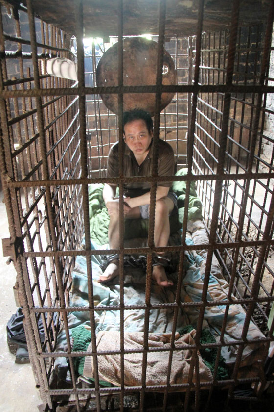 صور مؤلمة: أم سجنت ابنها المريض عقليا في قفص منذ 11 عاما  صورة رقم 8