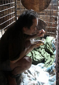 صور مؤلمة: أم سجنت ابنها المريض عقليا في قفص منذ 11 عاما  صورة رقم 1