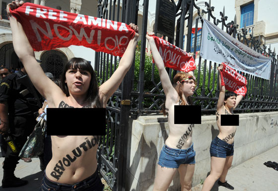 فرنسيتان وألمانية يخلع الملابسن في تونس تأييداً لأمينة!  صورة رقم 16