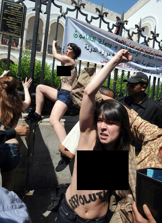 فرنسيتان وألمانية يخلع الملابسن في تونس تأييداً لأمينة!  صورة رقم 2