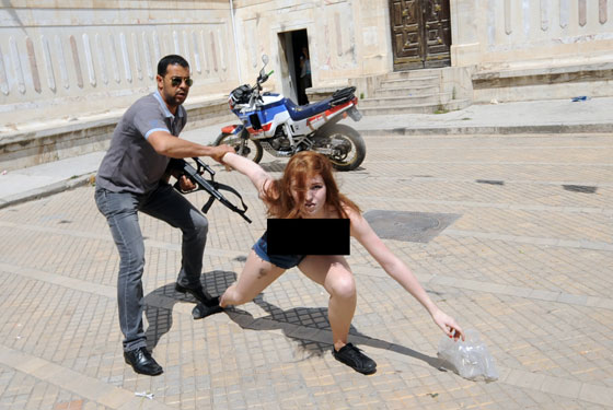 فرنسيتان وألمانية يخلع الملابسن في تونس تأييداً لأمينة!  صورة رقم 3