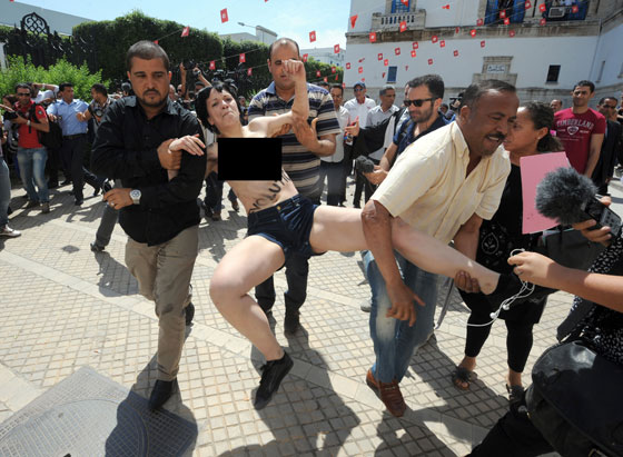 فرنسيتان وألمانية يخلع الملابسن في تونس تأييداً لأمينة!  صورة رقم 5