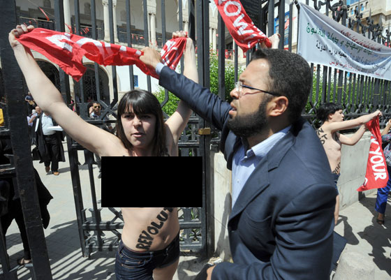 فرنسيتان وألمانية يخلع الملابسن في تونس تأييداً لأمينة!  صورة رقم 7