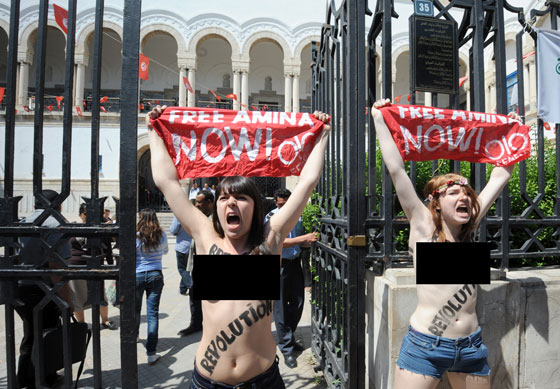 فرنسيتان وألمانية يخلع الملابسن في تونس تأييداً لأمينة!  صورة رقم 8