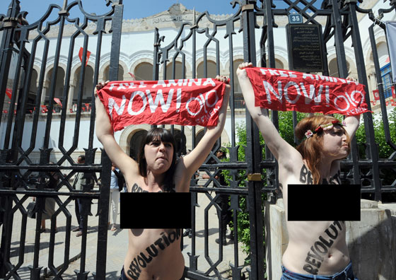 فرنسيتان وألمانية يخلع الملابسن في تونس تأييداً لأمينة!  صورة رقم 9