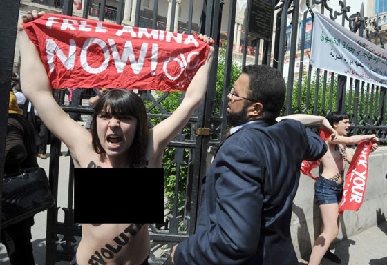 فرنسيتان وألمانية يخلع الملابسن في تونس تأييداً لأمينة!  صورة رقم 10