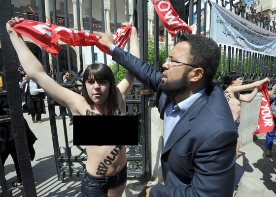 فرنسيتان وألمانية يخلع الملابسن في تونس تأييداً لأمينة!  صورة رقم 11