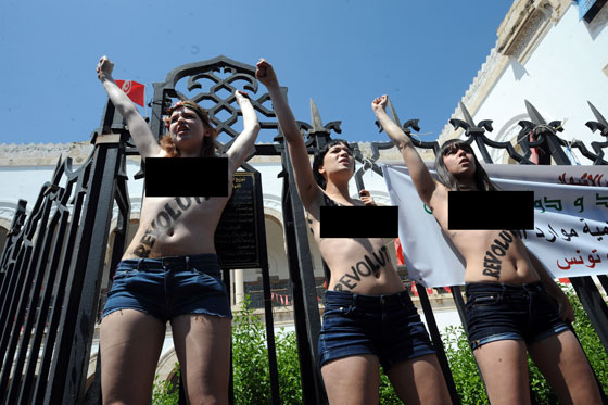 فرنسيتان وألمانية يخلع الملابسن في تونس تأييداً لأمينة!  صورة رقم 14