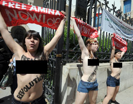 فرنسيتان وألمانية يخلع الملابسن في تونس تأييداً لأمينة!  صورة رقم 1