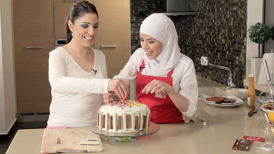  بمناسبة يوم الطفل العالمي.. سوزان مزاوي والشيف سلمى فيومي تقدّمان كعكة عيد الميلاد من عليت صورة رقم 2