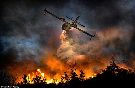 صور مرعبة لمخاطرة طيارين بحياتهم من أجل إخماد حرائق  صورة رقم 2