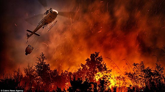 صور مرعبة لمخاطرة طيارين بحياتهم من أجل إخماد حرائق  صورة رقم 5