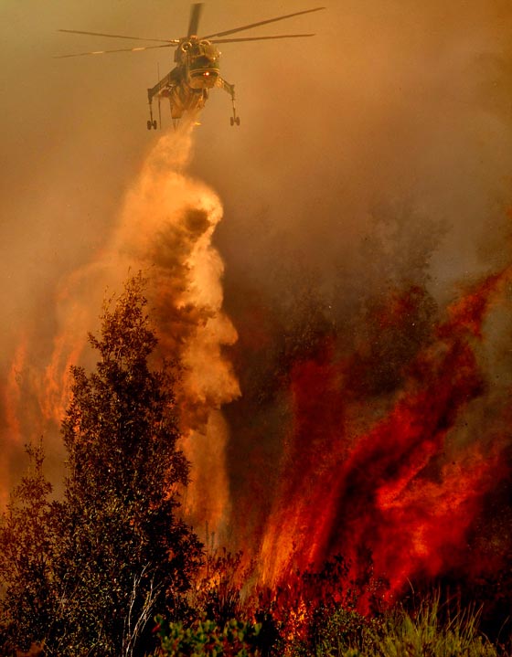 صور مرعبة لمخاطرة طيارين بحياتهم من أجل إخماد حرائق  صورة رقم 12