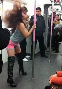 التنانير القصيرة وهرمونات الشباب وراء التحرش النوعي  صورة رقم 1