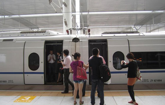 التنانير القصيرة وهرمونات الشباب وراء التحرش النوعي  صورة رقم 4