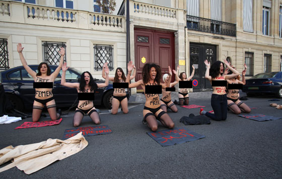 سجدة نسوية بصدور منزوعة مع الناشطة امينة التونسية  صورة رقم 10