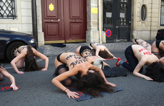 سجدة نسوية بصدور منزوعة مع الناشطة امينة التونسية  صورة رقم 2