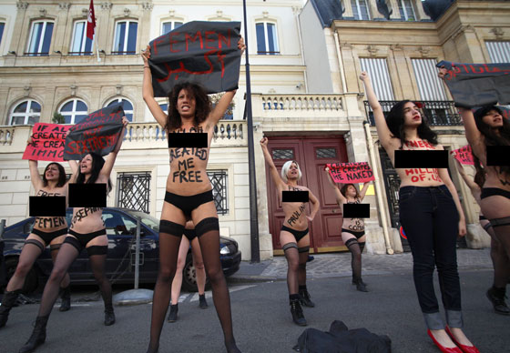 سجدة نسوية بصدور منزوعة مع الناشطة امينة التونسية  صورة رقم 3