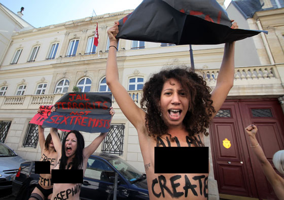 سجدة نسوية بصدور منزوعة مع الناشطة امينة التونسية  صورة رقم 4