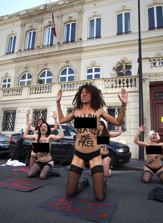 سجدة نسوية بصدور منزوعة مع الناشطة امينة التونسية  صورة رقم 5