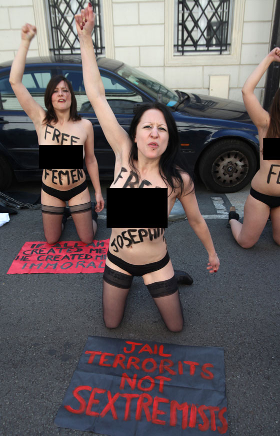 سجدة نسوية بصدور منزوعة مع الناشطة امينة التونسية  صورة رقم 7