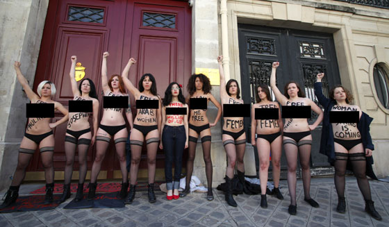 سجدة نسوية بصدور منزوعة مع الناشطة امينة التونسية  صورة رقم 8