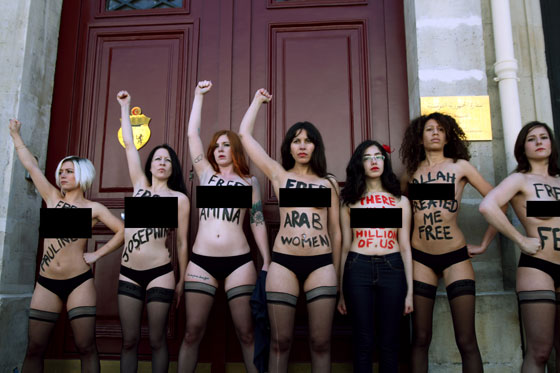 سجدة نسوية بصدور منزوعة مع الناشطة امينة التونسية  صورة رقم 9