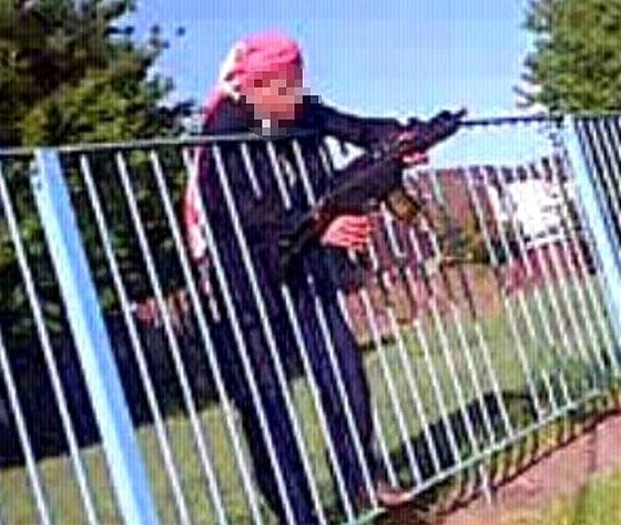 رجل يحمل بندقية في ملعب للأطفال تثير مخاوف الآباء صورة رقم 1 رجل يحمل بندقية في ملعب للأطفال تثير مخاوف الآباء صورة رقم 1