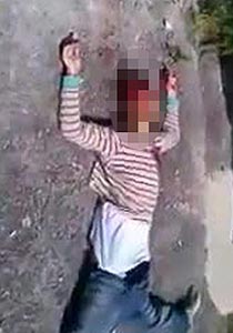 جبهة النصرة تعدم صبيا أمام والديه والناس بعد تكفيره وجلده!! صورة رقم 1