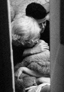 مارلين مونرو: الرئيس كنيدي وشقيقه تناقلاني بينهما كقطعة لحم  صورة رقم 1