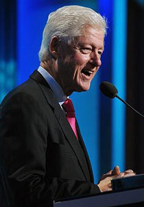 نصف مليون دولار لكلنتون مقابل محاضرة في تكريم بيرس صورة رقم 1