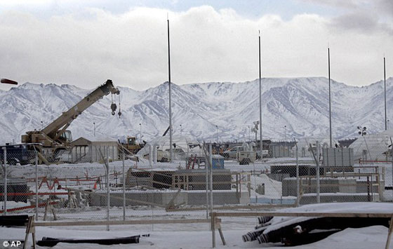 قائد أمريكي يشجع زوجته والمجندات لالتقاط صورهن خالعات لمجله مشينة..  صورة رقم 2