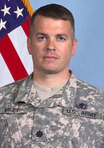 قائد أمريكي يشجع زوجته والمجندات لالتقاط صورهن خالعات لمجله مشينة..  صورة رقم 1