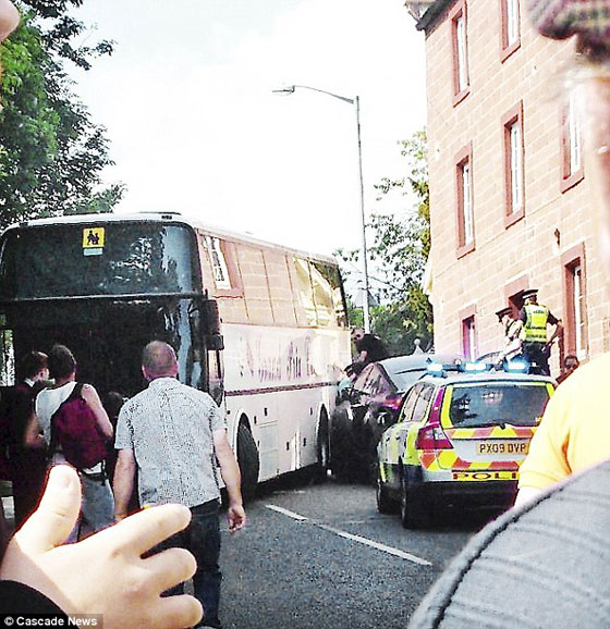 الشرطة تستخدم حافلة مدرسية ممتلئة بالاطفال لايقاف سيارة هاربة صورة رقم 2