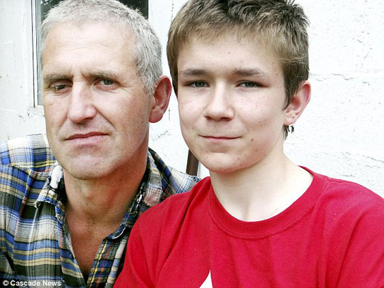 الشرطة تستخدم حافلة مدرسية ممتلئة بالاطفال لايقاف سيارة هاربة صورة رقم 3