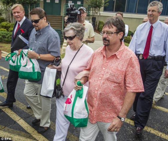 الفائزة بأكبر جائزة يانصيب تدفع ثمن غداء 180 شخصاً في مطعم  صورة رقم 4