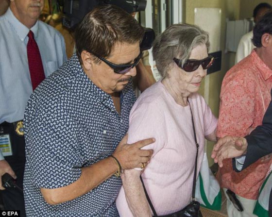 الفائزة بأكبر جائزة يانصيب تدفع ثمن غداء 180 شخصاً في مطعم  صورة رقم 2