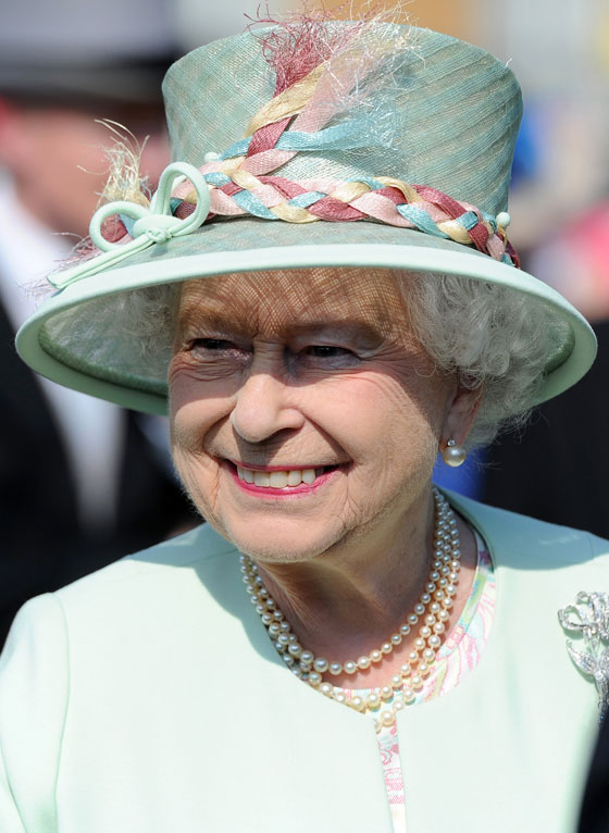 تشويه لوحة زيتية للملكة إليزابيث الثانية في كنيسة وستمنستر صورة رقم 2