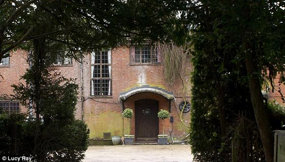 فتى بريطاني ينتحر بعد ارساله رسائل خادشة للحياء لفتاة بالموبايل  صورة رقم 5